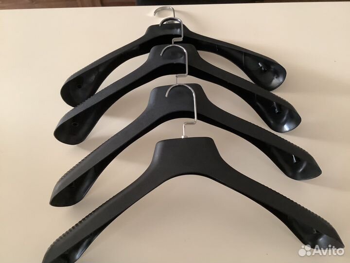 Вешалки много