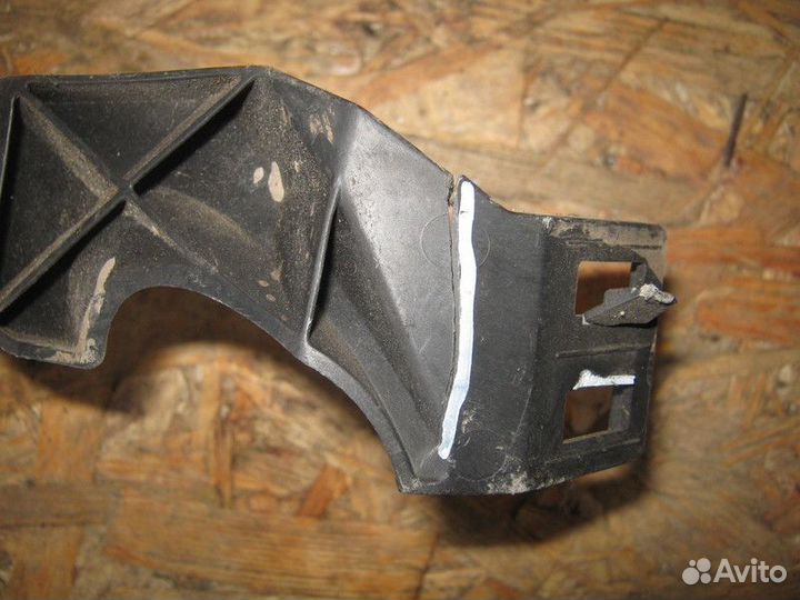 Кронштейн переднего бампера правый Opel Astra J GT