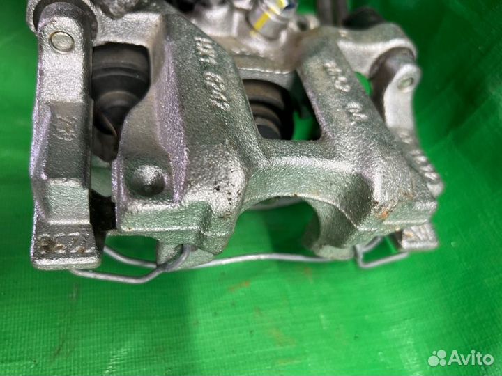 Тормозные колодки заднее правое Honda Fit GR4