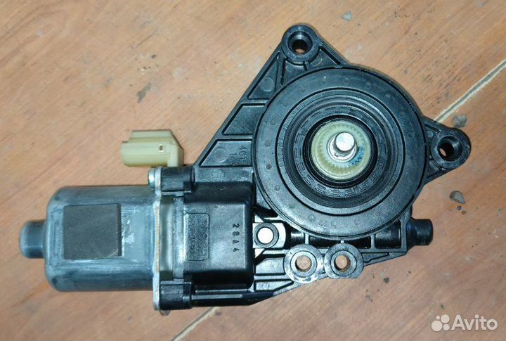 Мотор стеклоподъемника задний левый Kia Sorento XM