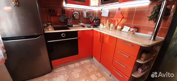 Продам кухонный гарнитур,стол раздвижной