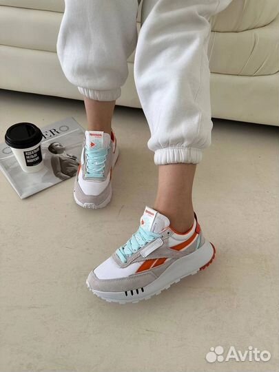 Кроссовки женские