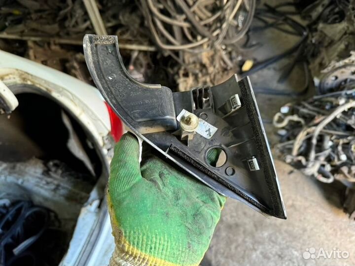 Уголок двери внутренний передний правый Nissan