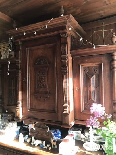 Старинный антикварный шкаф буфет