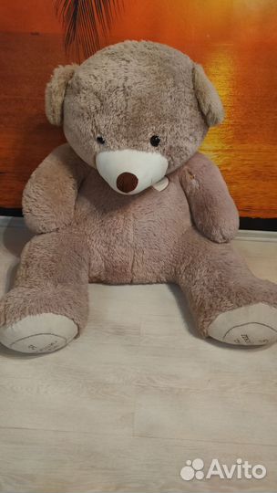 Большой плюшевый медведь