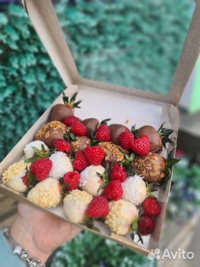 Клубника в шоколаде розы