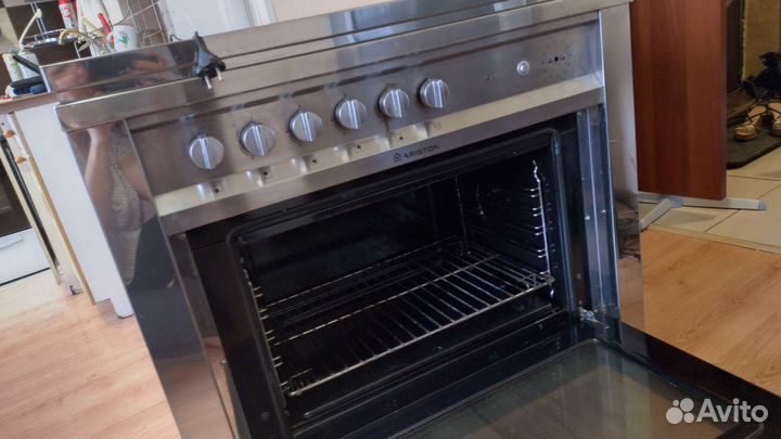 Продам газовую плиту Ariston 5конфорочную