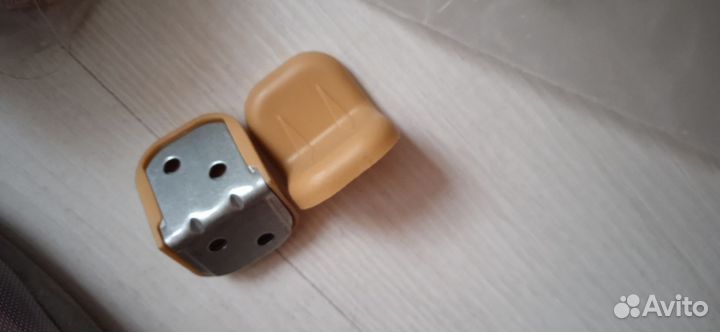 Уголок металлический с пластиковой накладкй разные