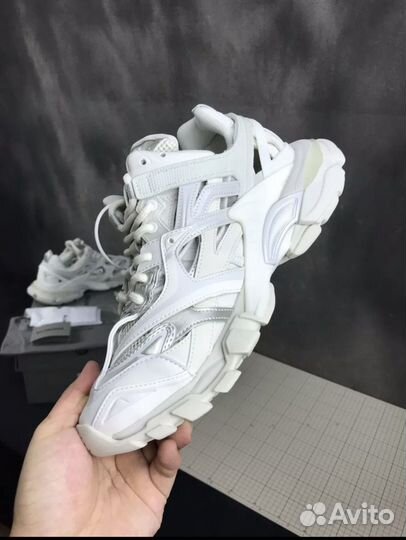Кроссовки balenciaga track 2 на руках