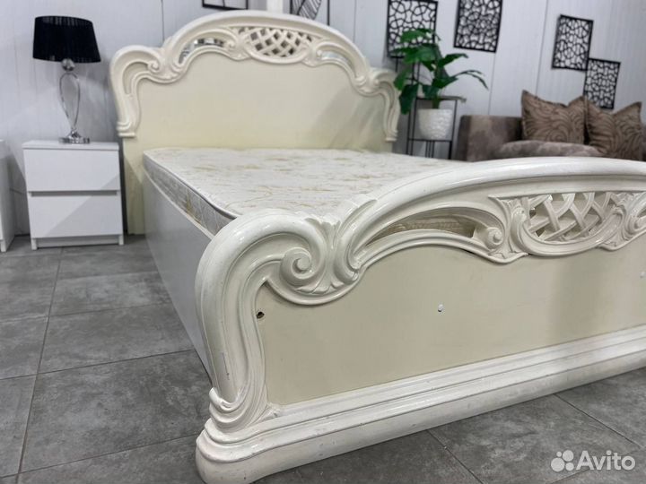 Кровать двухспальная с матрасом 160 200