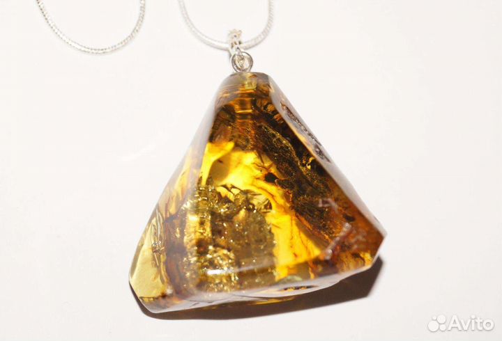 Кулон с натуральным янтарём