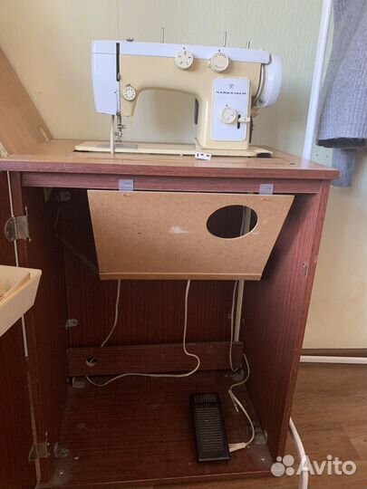 Швейная машина Чайка 142