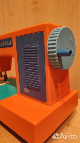 Детская швейная машинка Аленка