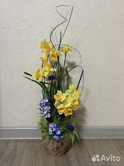 Композиция из искусственных цветов