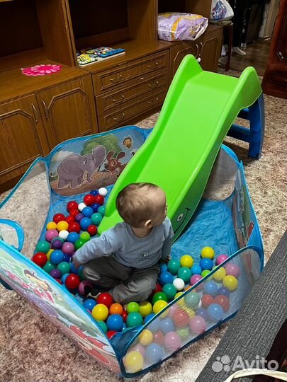 Детская горка пластиковая и сухой бассейн