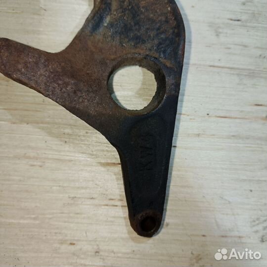 Кронштейн заслонки Hyundai Santamo