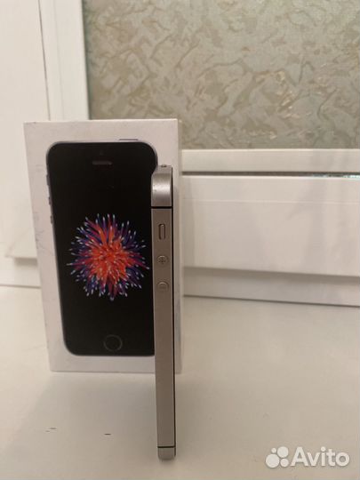 Телефон iPhone se 2016