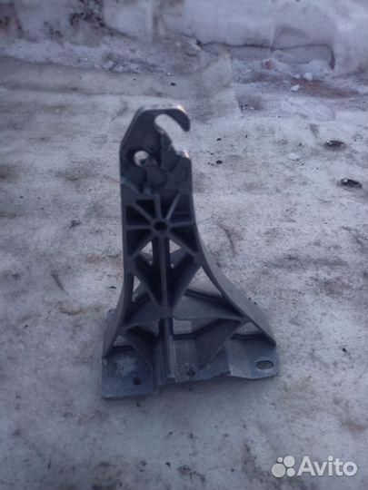 Кронштейн подлокотника Audi A8 D3