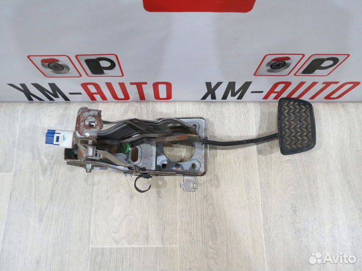Педаль тормоза Toyota Camry 40