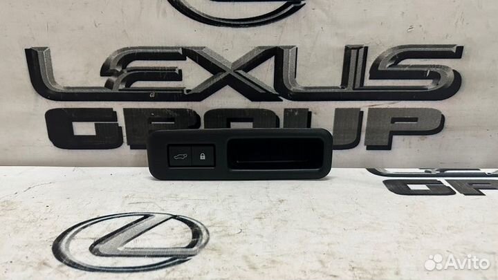 Кнопка крышки багажника зад. Lexus RX300