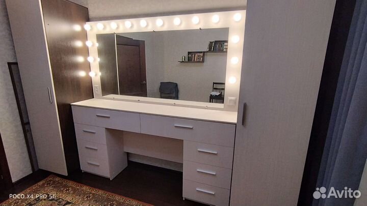 Стол визажиста