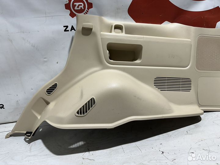 Lexus LX570 Обшивка багажника правая