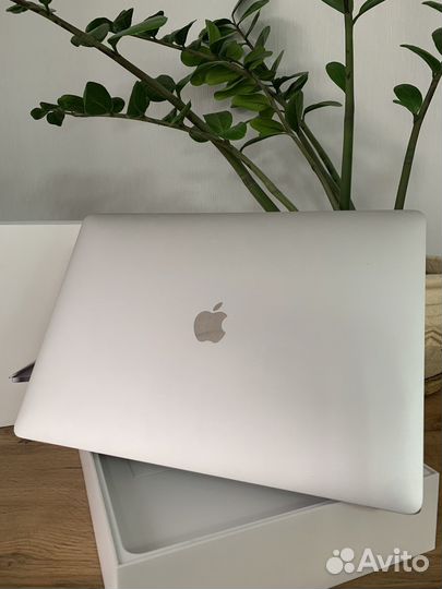 MacBook Pro 15 2018 i7 16gb 256gb практичный