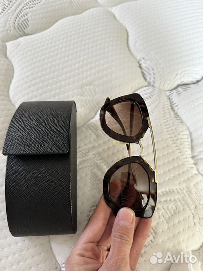 Солнечные очки Prada