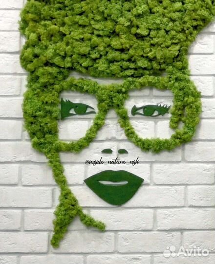 Мох на кирпичной стене фигуры