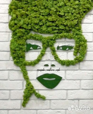 Мох на кирпичной стене фигуры