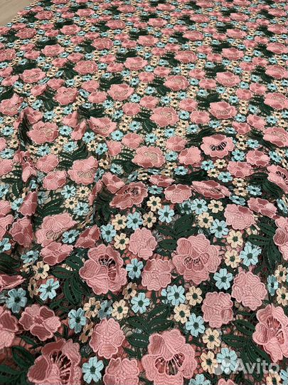 Отрез ткани гипюр