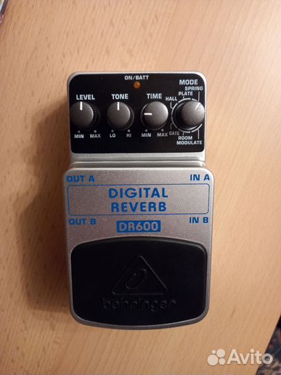 Гитарная педаль Digital Reverb DR600 Behringer