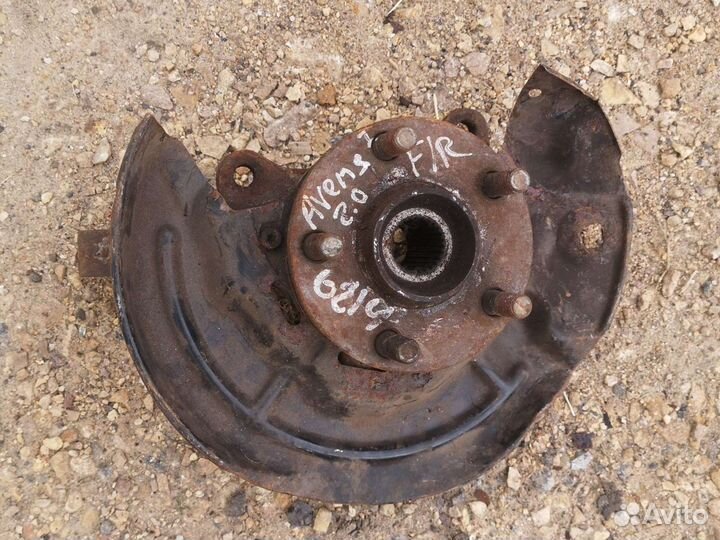 Кулак поворотный прав 2,0 Toyota Avensis 1