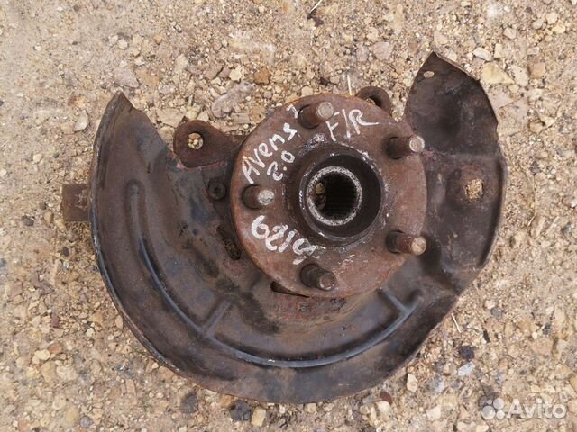 Кулак поворотный прав 2,0 Toyota Avensis 1