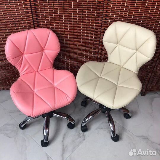 Стул мастера на колесиках