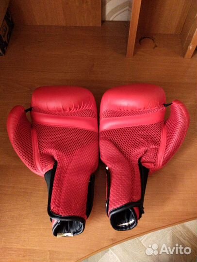 Боксерские перчатки outshock