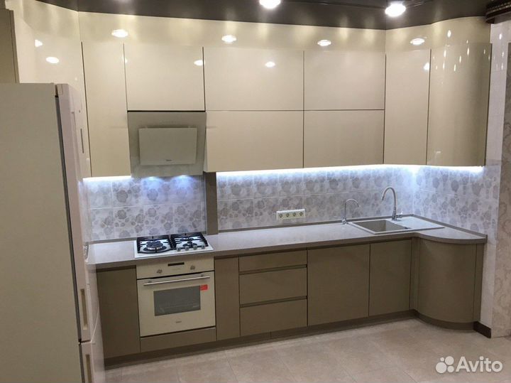 Кухня с радиусными фасадами в Крыму