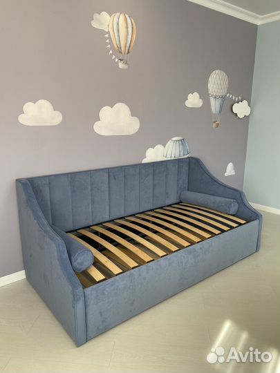 Детская кровать с мягкой спинкой