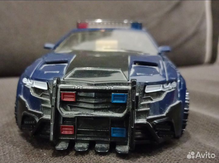 Игрушка - трансформер Баррикейд