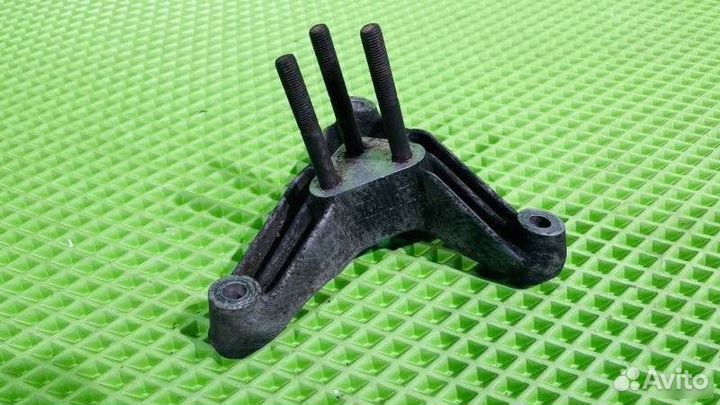 Кронштейн коробки (балка кпп) Volvo S40 1995