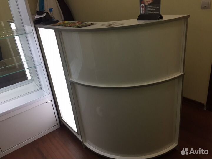 Ресепшен глянец с подсветкой. Витрина. Шкаф