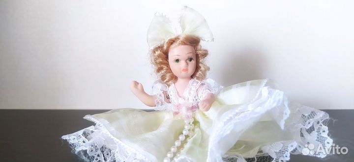 Кукла фарфоровая