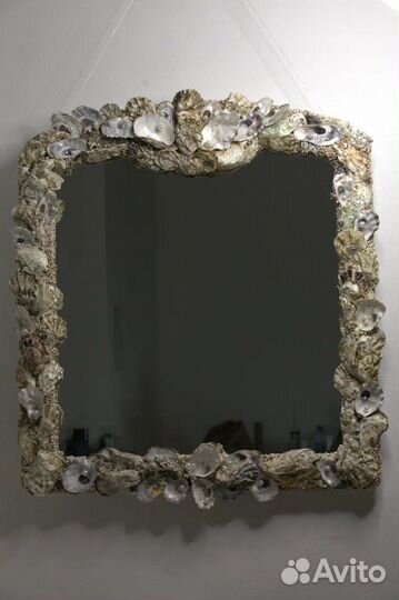 Зеркало в раме из ракушек устриц с жемчугом