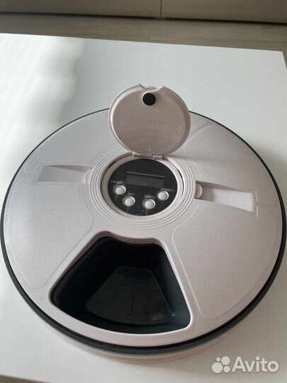 Автоматическая кормушка для кошек и собак