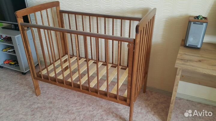 Кроватка детская из массива