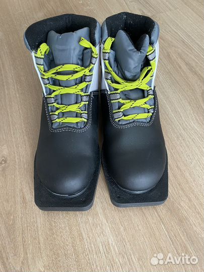Лыжные ботинки детские 35 размер с лыжами
