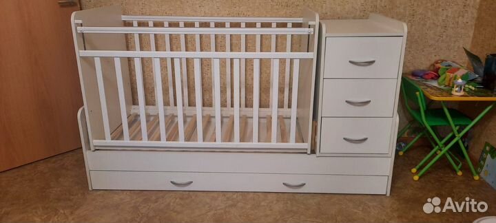 Детская кроватка с маятником