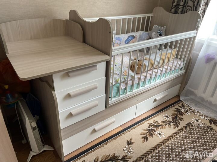 Детская кроватка с маятником