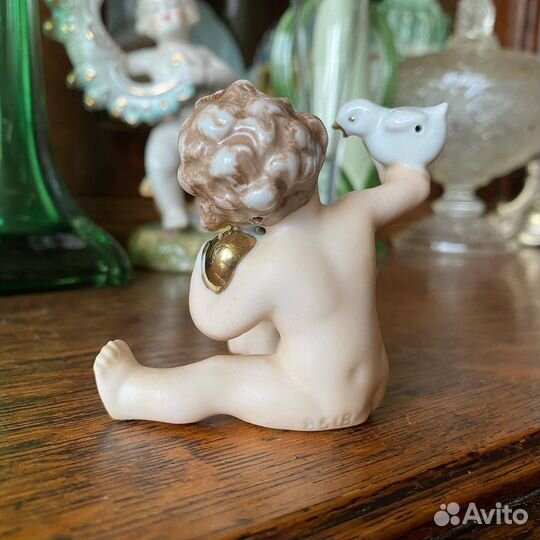 Статуэтка Путти с птенцом