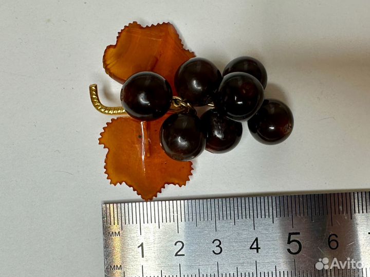 Винтажная брошь янтарь